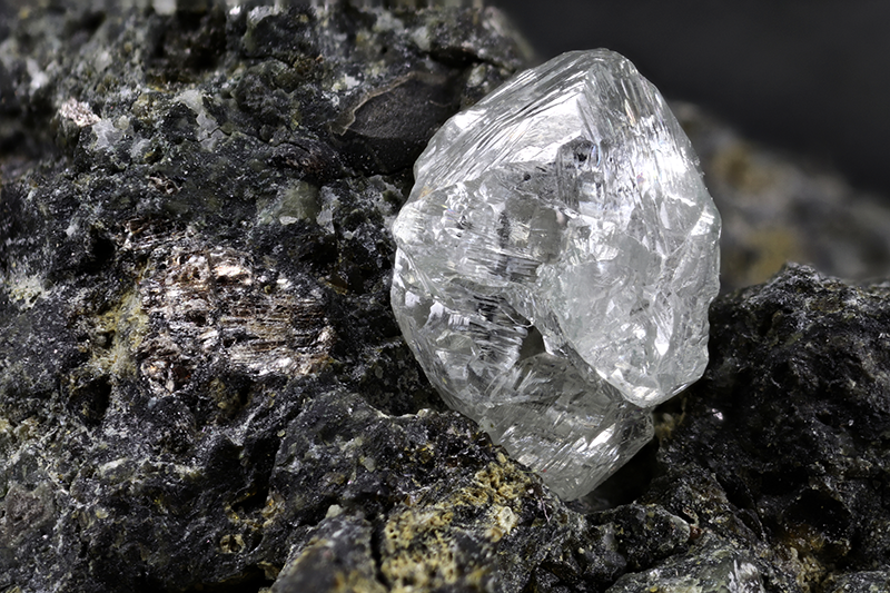 Natürlicher Diamant mit Kimberlit, Rohdiamant