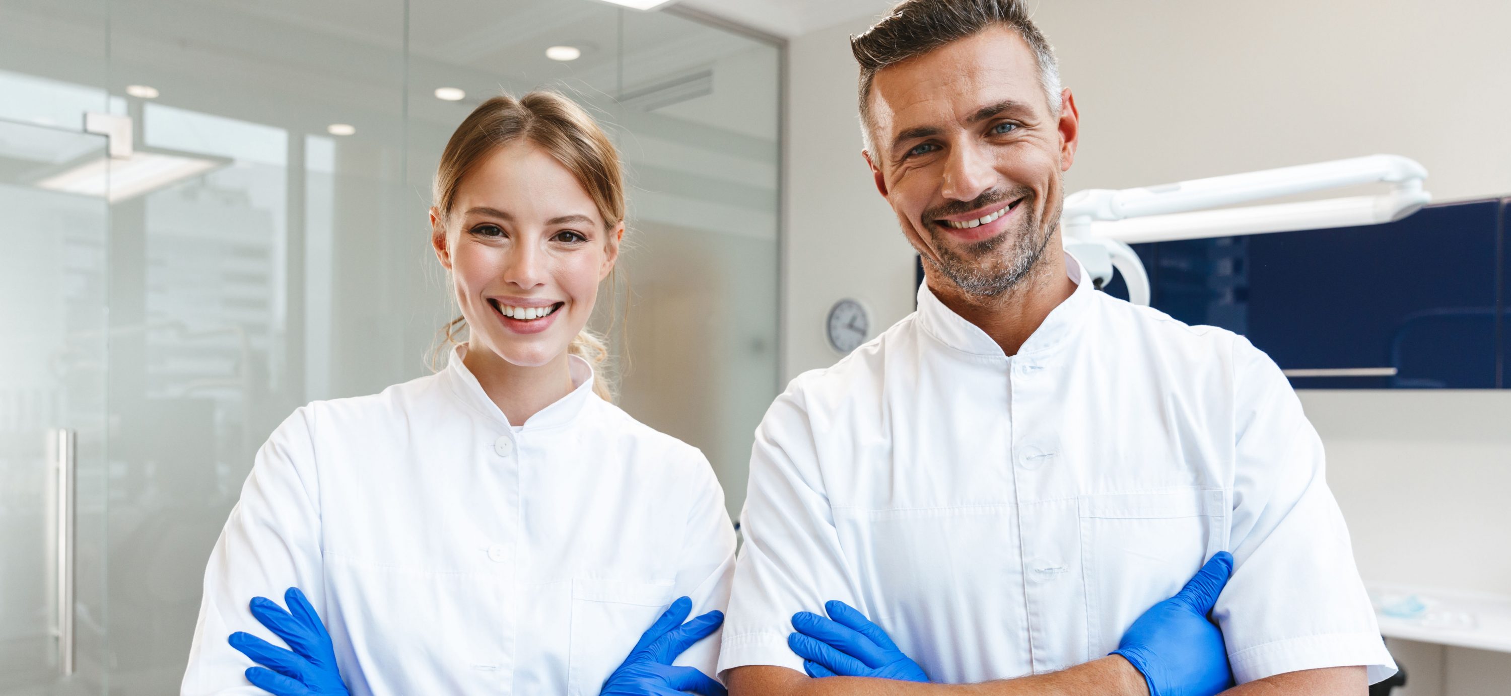 Lächelndes Zahnärzte-Team