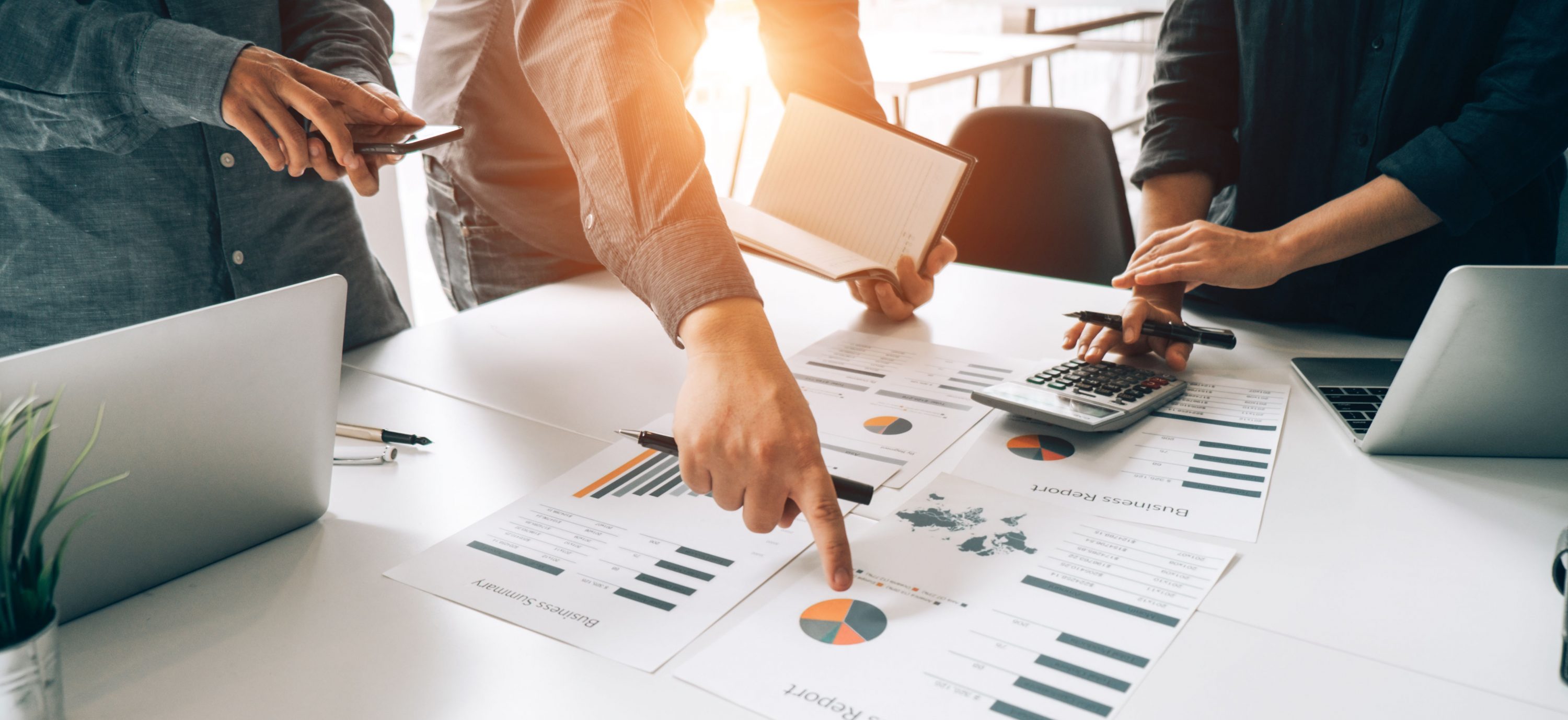 Gruppe beim Brainstorming